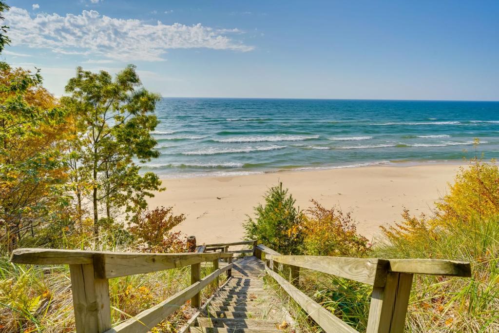 Spacious Cottage on Lake Michigan Stunning Views!