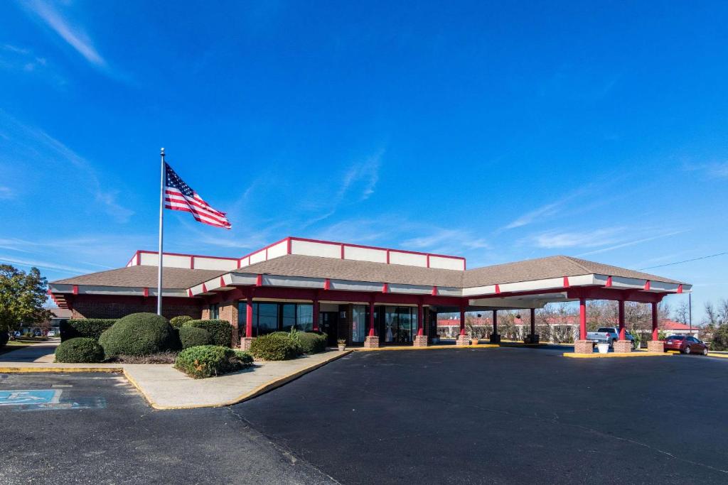 Econo Lodge Inn & Suites Conference Center Dublin