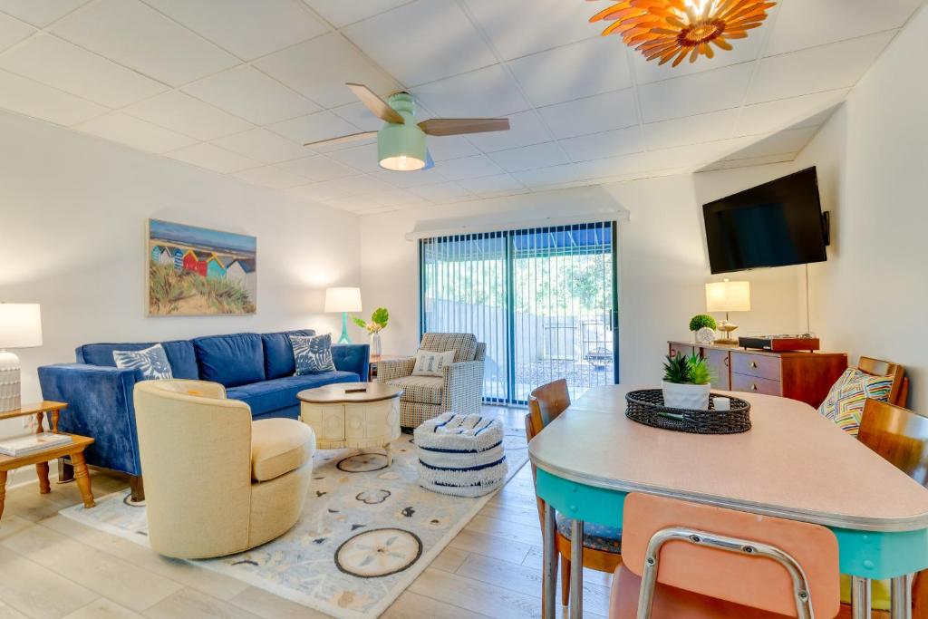 Gulf Breeze Escape with Patio and Community Pool!