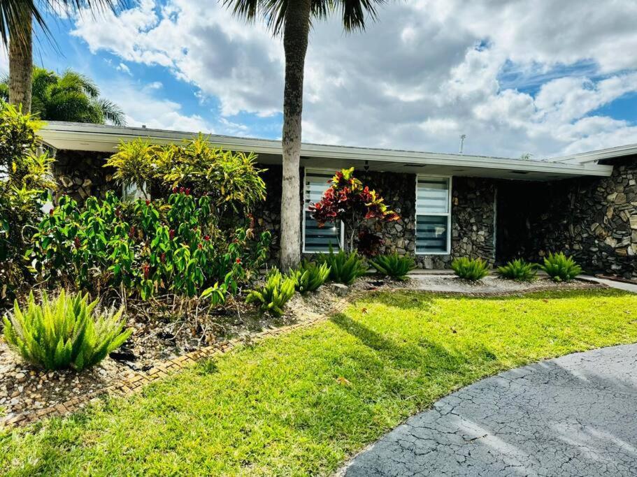 LakeView & Pool heated HOME in Pembroke Pines