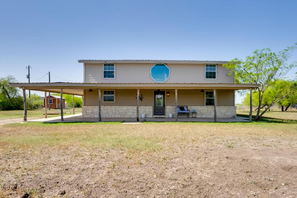 Pet-Friendly Cabin on 3 Acres 7 Mi to Uvalde!