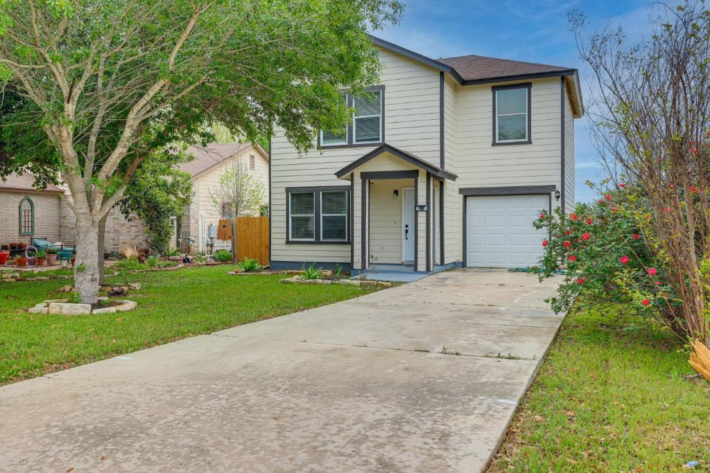 Charming Family Home with Yard - 24 Mi to Austin!