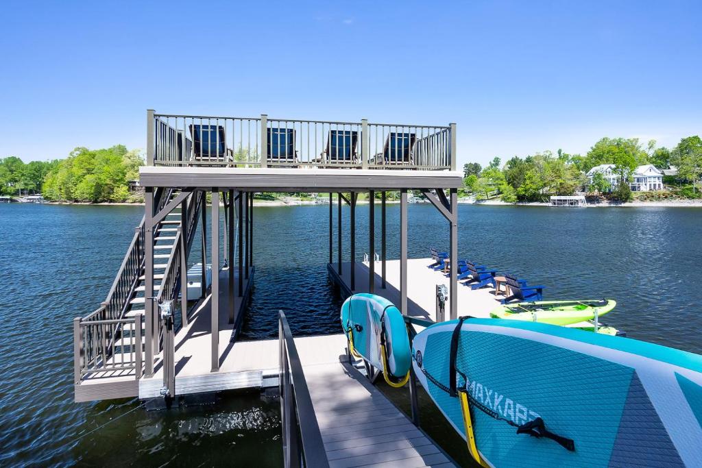 New Home, Dock, Home Theatre Projector, Hot Tub, Fire Pit, Kayaks